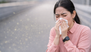 眼精疲労で悩む女性