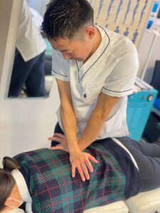 京王八王子院で股関節や腰骨盤の状態をチェックする様子