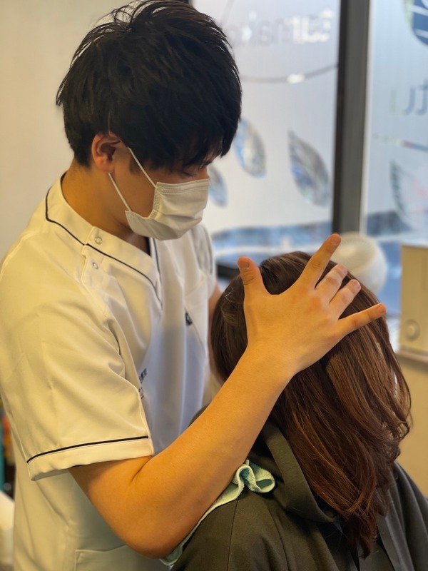 頚部の可動域検査。