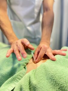 京王八王子院で腰股関節まわりへ鍼施術を行う様子