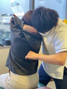 背中の整体施術。胸椎の動きを出して、体幹部を調整。