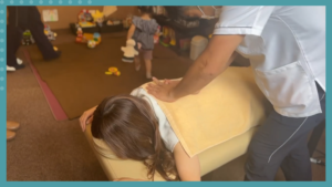 子ども連れOKの整骨院で施術を受ける女性｜八王子みなみ野の交通事故治療