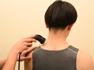 交通事故による首の痛みに対する超音波施術｜むちうち治療｜八王子みなみ野の整骨院