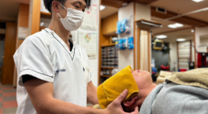 首の筋肉の緊張を整える施術の様子(首こりや自律神経の不調へのアプローチ)