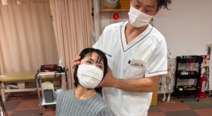 首の可動域を確認しながら行う施術｜八王子みなみ野の整骨院