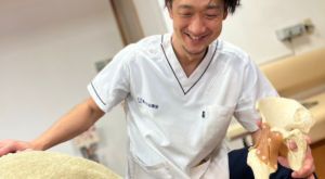 状態説明を行う様子｜多摩鍼灸整骨院みなみ野院