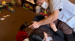 キッズスペース完備でお子様連れでも安心して通える整骨院|八王子みなみ野 ■LP・CV重視(かなり重要) 👉 お子様連れでも安心して通える整骨院|施術中も近くで見守れる環境 ■ターゲット直撃(ママ層) 👉 子どもと一緒に来院OK|育児中でも通いやすい整骨院の施術風景 ■差別化(みなみ野院強み) 👉 広い院内とキッズスペース完備で子育て世代も