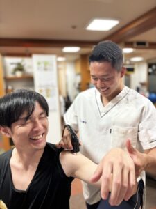 施術で変化を実感する様子|八王子みなみ野の整骨院