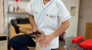 交通事故後の膝関節痛に対してコンビネーション施術を行う多摩鍼灸整骨院みなみ野院