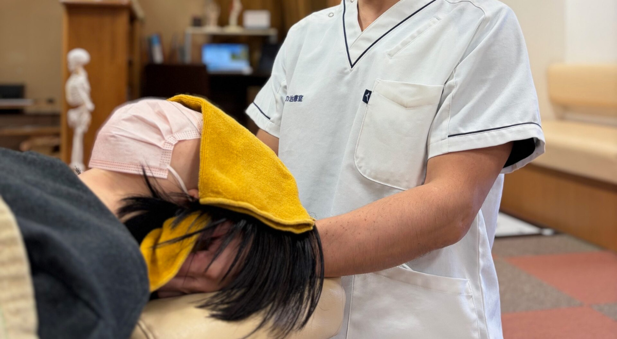 交通事故後の首や肩の痛みに対応する多摩鍼灸整骨院みなみ野院の施術イメージ