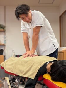 背部への手技施術|八王子みなみ野の整骨院