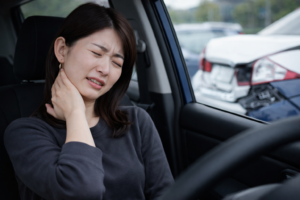 追突事故後のむちうちによる首の痛みイメージ