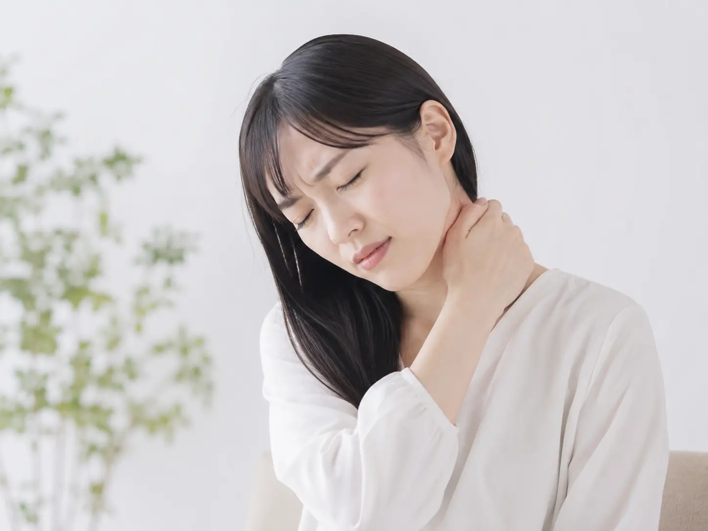 交通事故後のむち打ちによる首の痛みに悩む日本人女性
