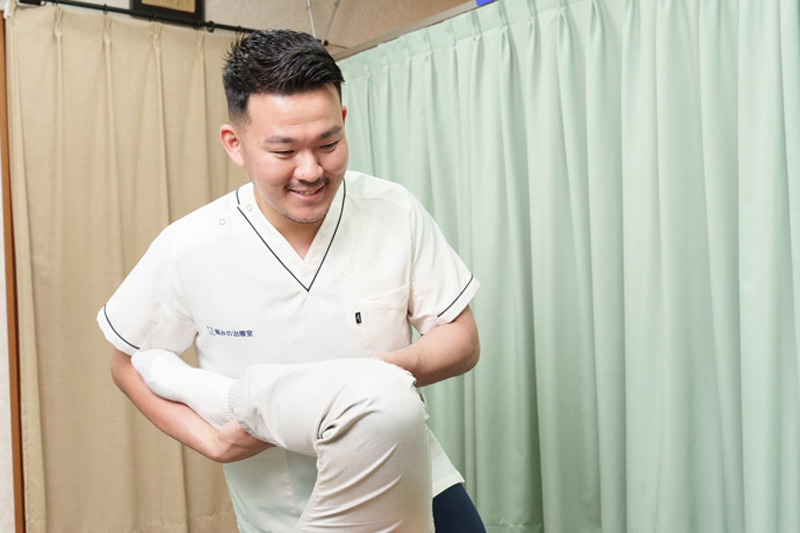 多摩鍼灸整骨院 高幡不動院で膝蓋骨脱臼後の膝と下半身の動きを確認するM&M施術