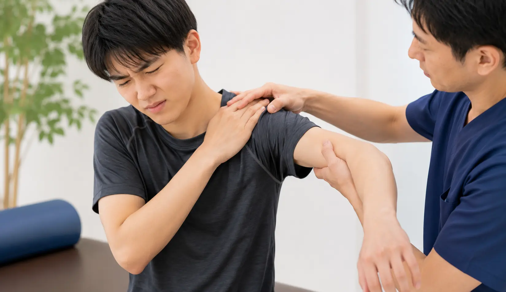 水泳の繰り返し動作による肩の痛みがあり、肩関節の状態や可動域を確認している男性のイメージ