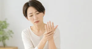 八王子市 北八王子駅徒歩5分 多摩鍼灸整骨院高倉本院 リウマチで悩む女性