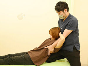 多摩鍼灸整骨院 高倉本院の胸椎カイロプラクティック施術イメージ