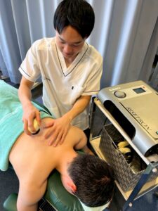 高倉本院のライズトロン療法 背中への施術イメージ