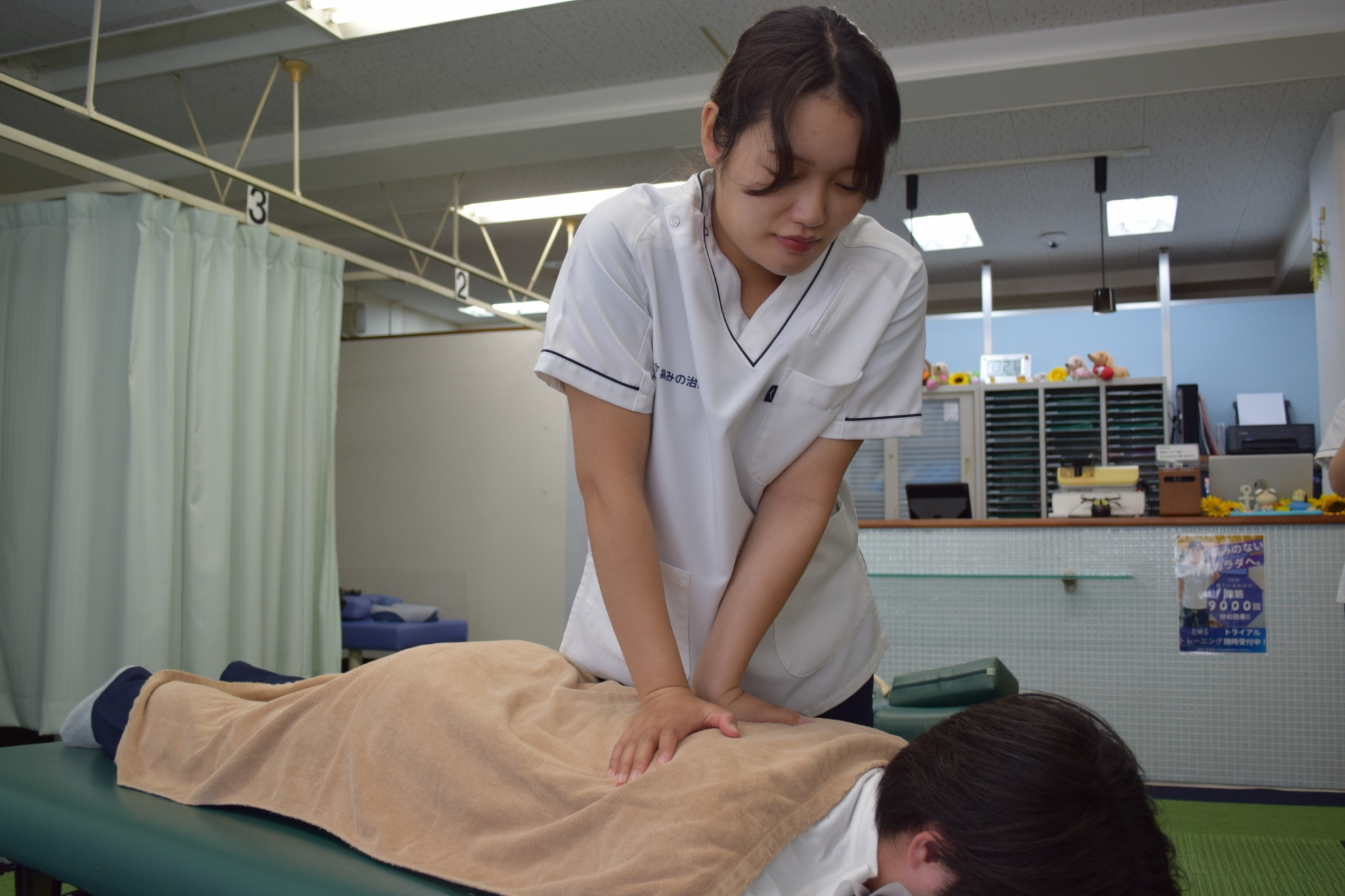 高倉本院の背部手技による自律神経施術イメージ