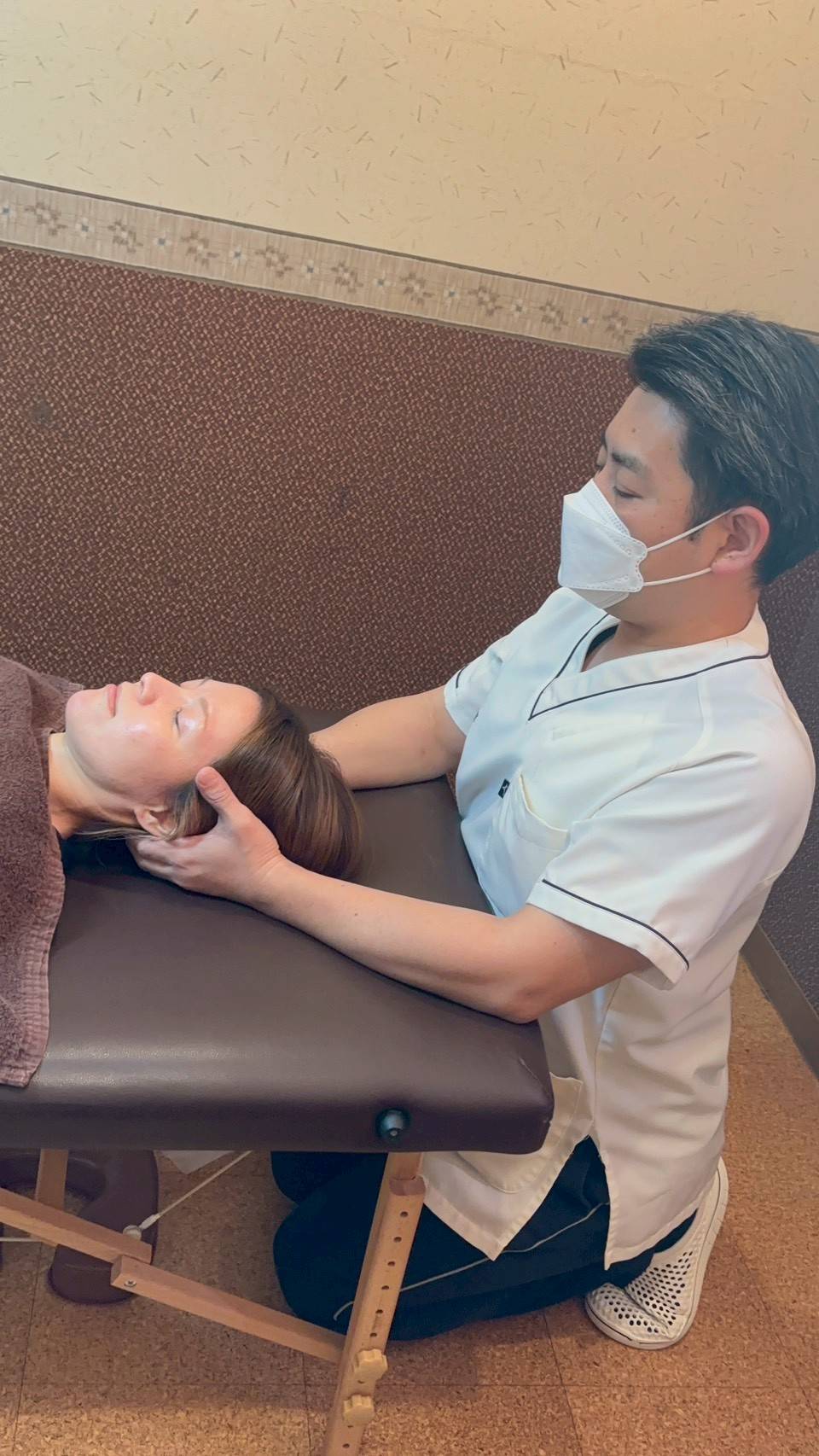 高倉本院の頚部手技によるめまい施術イメージ