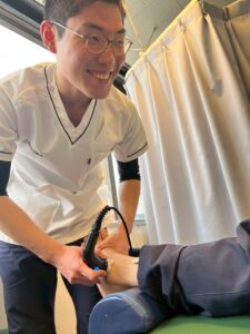 八王子市 多摩鍼灸整骨院 高倉本院の足へのハイボルテージ施術