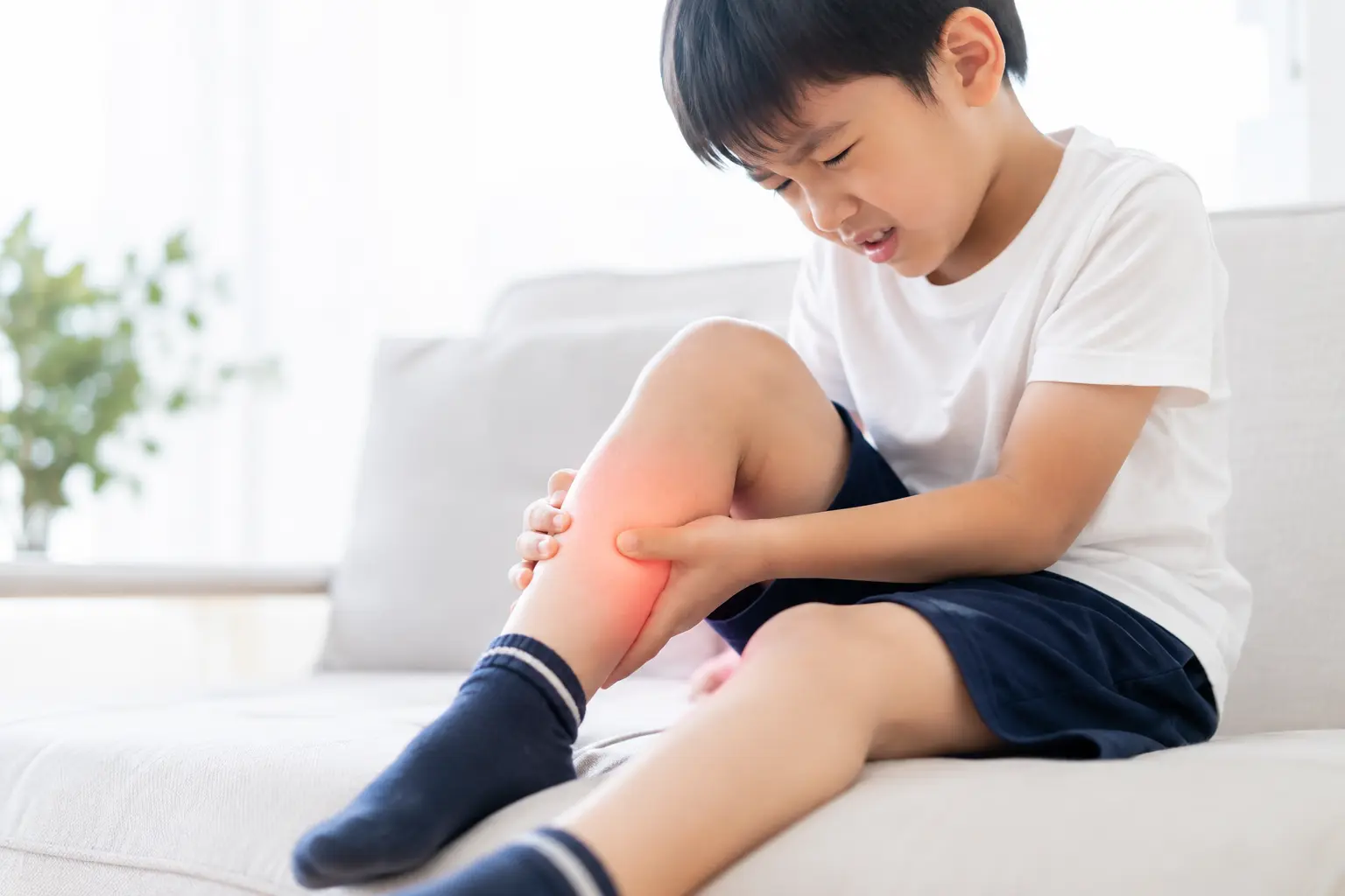 子どもの成長痛による繰り返す脚の痛みをイメージした画像