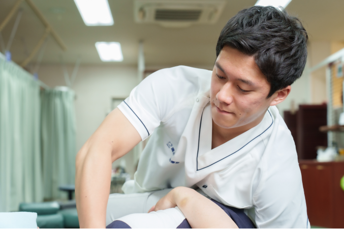 先生が生徒に教えている写真