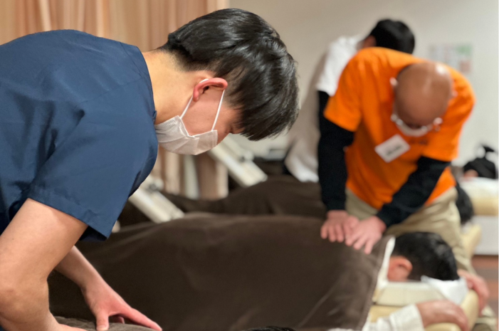 先生が生徒に教えている写真