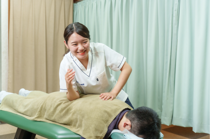 先生が生徒に教えている写真