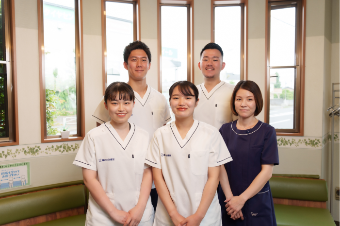 先生が生徒に教えている写真