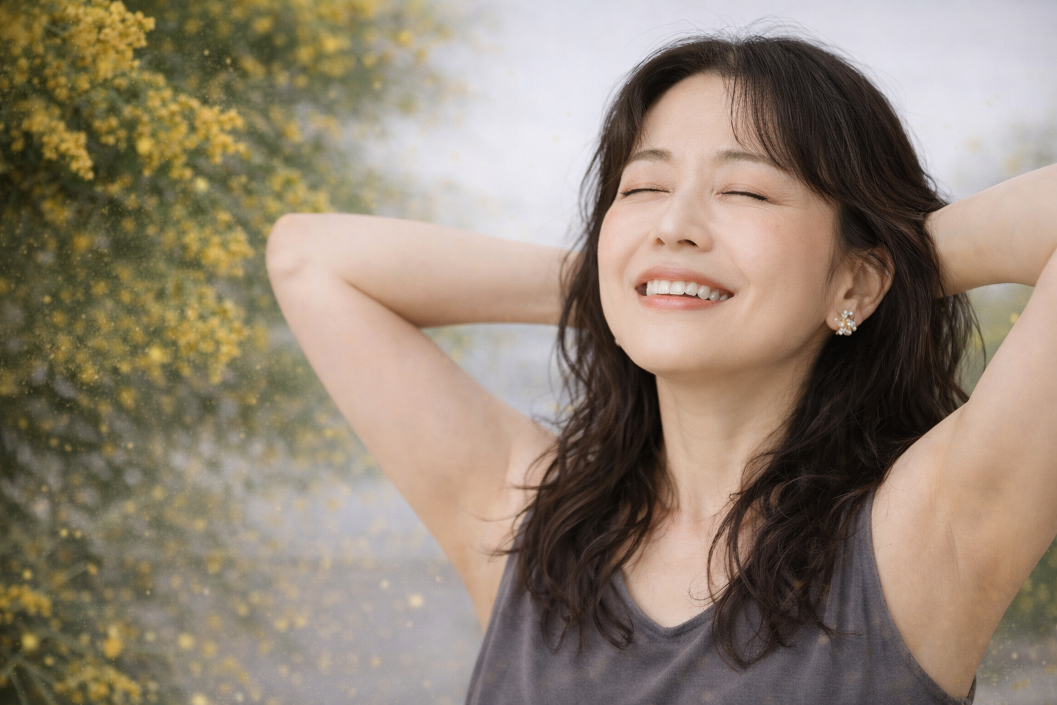 花粉が舞う中でも、目を閉じてリラックスした表情の女性。鍼灸施術で鼻づまりや目のかゆみが軽減し、快適な春を迎える様子。